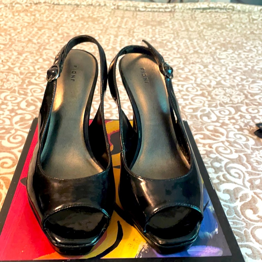 Peeped toe pumps